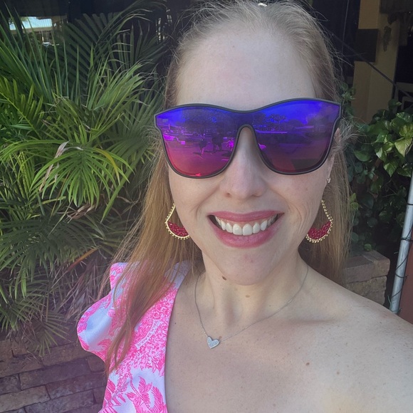 Meet your Posher, Jessica - Picture 1 of 6